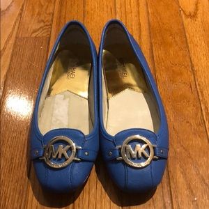 Blue flat shoes by Michael kors